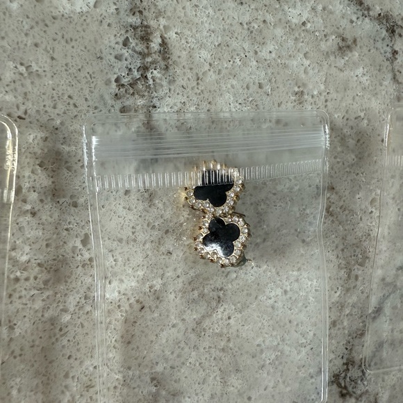 Clover stud earrings - Picture 2 of 2